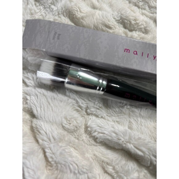 Mally Women's Foundation Brush - Picture 2 of 3